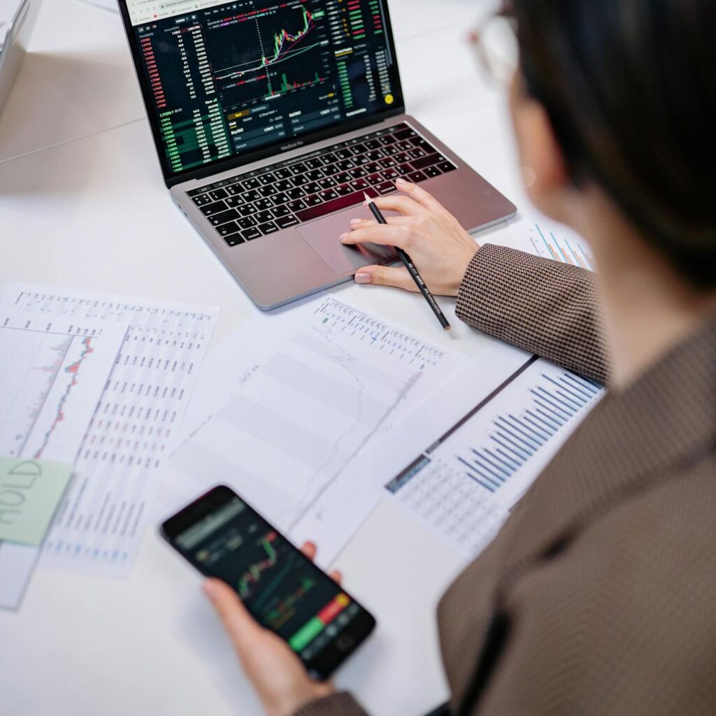 Mejores brokers para invertir dinero extra 1 pexels photo 7693229